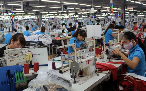tng投资与贸易公司公河工厂正在生产服装产品.